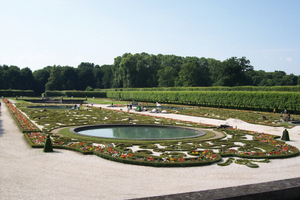 Im Schlosspark Brühl wurde der Henauer Quarzit auf den Wegen und als Abgrenzung der Beete verwendet. 