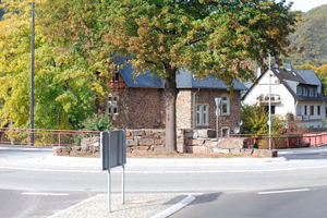  Heller Asphalt auf Basis des Henauer Quarzits unterstützt die Verkehrsführung durch die Farbgebung. Hier wurde der Quarzit als farblos gelackter Abstreusplitt auf dem Gussasphalt im Kreisverkehr verwendet. Die Aufhellung war dadurch direkt nach dem Einbau 