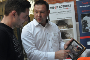  Tino Berlich (rechts) von Drain Jet Robotics erläutert die Einsatzmöglichkeiten seines Produktes. 