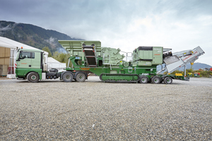 Eine Dreiachs-Zugmaschine und das Dolly-Transportsystem reichen für einen raschen und unkomplizierten Standortwechsel der in Grundausstattung 40 Tonnen schweren SBM Remax 400. 