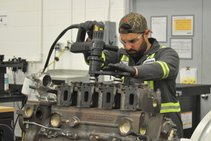  Die Motoren werden von Mitarbeiter Matt fachgerecht zerlegt. 