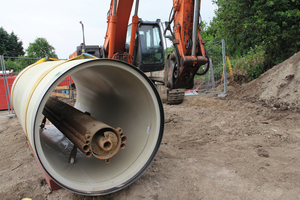  Rohren geführt werden, wird das abgebaute Bodenmaterial durch den Rohrstrang in die Startbaugrube transportiert. 