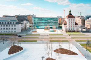  Der Bodenbelag Terraplan legt sich wie eine Decke über das geschwungene Profil des Platzes. 