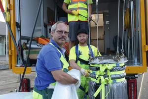  Hinrich Freese (links) und Anlagenführer Tino Schubert von D&S Rohrsanierung, NL Oldenburg, bereiten zusammen mit Heribert Schedlbauer, Projektleiter bei Vertiliner, die Anlage für den Einsatz vor. 