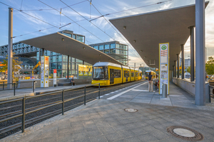  Hauptbahnhof, Berlin: Die Straßenbahn-Haltestelle am Berliner Hauptbahnhof  