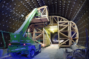  Von Huber aufgebauter Holz-Schalwagen bei der Herstellung einer Pannenbucht. 