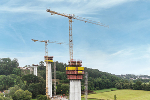  Aftetalbrücke: Montage und Umsetzen der Pfeilerkopfschalung übernahm die Schalungsvormontage der Doka. 