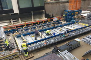  Omniturm: Vormontage des nach allen Seiten neigbaren Schutzschildes – bestehend aus 32 einzelnen Schildern à 5 x 14 m – auf der Baustelle durch Doka. 