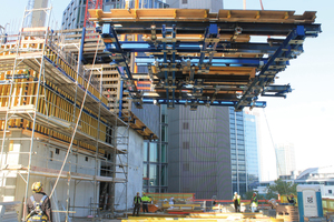  Omniturm: Für die beiden Hochhauskerne montierten die Doka-Spezialisten die Selbstkletterplattformen inkl. Hydraulik. In enger Abstimmung mit der Baustelle wird das Konstrukt dann per Kran auf das Bauwerk gesetzt. 