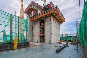  Durch den hohen Überstand über 1,5 Etagen hinweg konnte bereits am Folgetag nach der Deckenbetonage mit den Montagearbeiten an der nächsten Stahlverbunddecke begonnen werden. Vorlaufend zu den Turmgeschossen wurden die aussteifenden Gebäudekerne mithilfe Maximo und CB-Kletterbühnen in Stahlbetonbauweise hergestellt. 