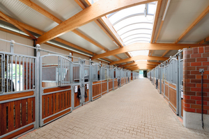  Die beiden Stallungen mit etwa 480 Quadratmetern Fläche bestehen aus Betonfertigteil- beziehungsweise Stahlpendelstützen und Brettschichtholz-Bindern. 