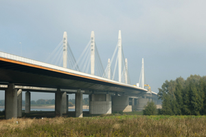  Die Restlebensdauer der Ewijk-Brücke wurde durch die Ertüchtigung der Fahrbahnplatte deutlich erhöht.  