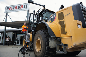  Baumaschinenführer Rafael Spitz erhielt einen behindertengerecht umgebauten Cat Radlader 972M mit einem Lift und dem digitalen Fahr- und Lenksystem Space Drive.  