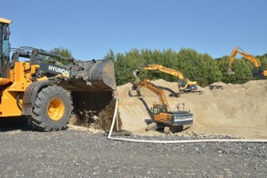  Während die Bagger ausheben ist der Hyundai-Radlader bereits mit dem Einbringen des Schotters beschäftigt. 