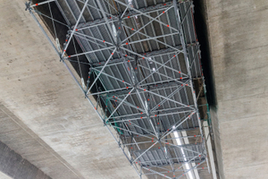  Kleinere Gerüstkonstruktionen, zum Beispiel als Zugang zu den Brückenkappen, können problemlos mit den Allround-Standardbauteilen ausgeführt werden  
