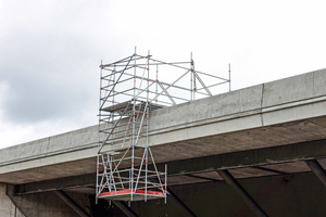  Kleinere Gerüstkonstruktionen, etwa als Zugang zu den Brückenkappen, können problemlos mit Allround-Standardbauteilen ausgeführt werden. 