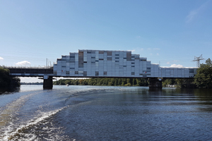  Die Einhausung der Eisenbahnbrücke Templiner See mit dem Layher Protect-System für Korrosionsschutzarbeiten schützte die Baustelle vor Witterungseinflüssen, die Umwelt vor Strahlgut und Lärm - und gewährleistete eine gute Baustellenoptik. 