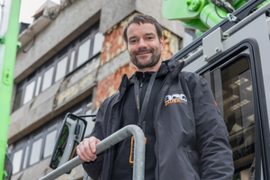  „Dank der hochfahrbaren und neigbaren Kabine und mit Hilfe mehrerer Umfeldkameras habe ich meine Baustelle immer im Blick“.Heiko Striemke, Maschinenführer bei der Sauer Bau und Projektentwicklung GmbH 