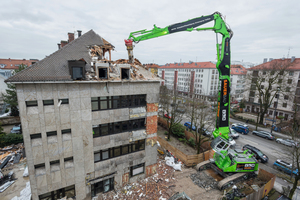  Feinfühliges und präzises Arbeiten ist im Abbruch oftmals gefragt – besonders wenn es wie hier im innerstädtischen Bereich extrem eng zugeht.  