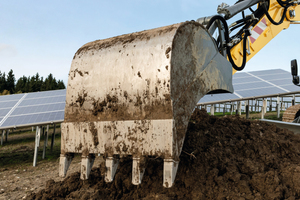  Erdbewegungsarbeiten mit dem Liebherr-Produktivlöffel. 