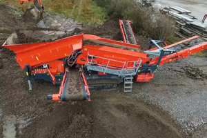  Die Terex Finlay 883 Spaleck ist die beste der mobilen Sieb- und Trenntechnologien. Das Herzstück der Anlage bildet der in Deutschland entworfene und konstruierte Hochleistungs-Recyclingabfallsiebkasten mit zwei Decks und dem Spannwellensieb Elastica. 