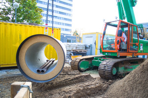  Stahlbeton-Vortriebsrohre in DN 1000 mm werden für den Rohrvortrieb in der geschlossenen Bauweise auf der Baustelle in Hannover vorbereitet. 