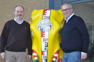  Andreas Grosse Wächter (links) und Martin Karnrein mit ihrem Empfngselefanten. 