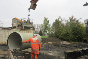  Das geringe Gewicht der Rohre erleichtert das Handling auf der Baustelle. 