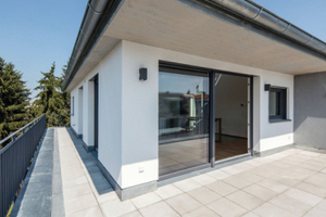  Die Architektur sorgt im Dachgeschoss für ein großzügiges Raumgefühl. Die gute Schalldämmung lässt vergessen, dass es sich um ein Mehrfamilienhaus in einer Metropole handelt. 