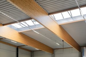  Die Halle besteht aus Brettschichtholz-Satteldachbindern und Stahlbetonstützen. Die Vorfertigung der Teile ermöglichte einen schnellen Baufortschritt. 
