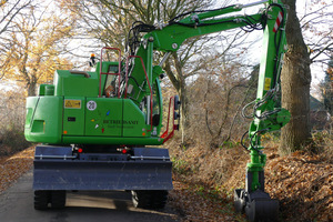  Der Atlas 160 WST Kurzheckbagger ist mit seinen geringen Außenmaßen und seiner großen Reichweite bestens für kommunale Aufgaben geeignet. 