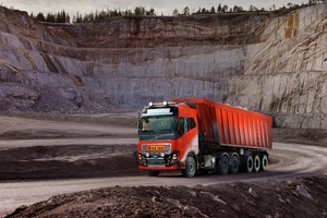  Aus der Ferne gesteuert, transportieren die Volvo-FH-Trucks den Kalkstein zum Bestimmungsort.  