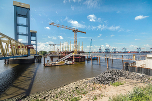  Neben der 45 Jahre alten Kattwykbrücke (links) entsteht derzeit die Neue Bahn-brücke Kattwyk (rechts) über die Süderelbe in Hamburg. 