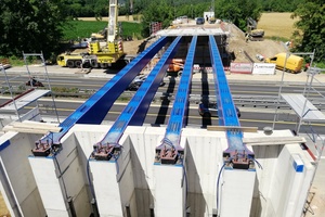  Wichtig war der sichere hundertprozentige Kraftschluss zwischen den vier Stahlträgern der Brücke und den in die „Beton-Lego-Steine“ eingelassenen Auflageflächen. 