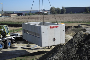  Das Trennbauwerk wiegt rund 32 Tonnen und wird mit einem Autokran versetzt. 