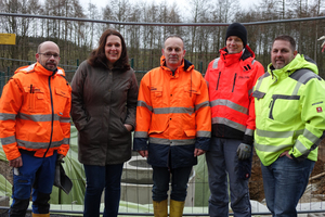  Andreas Kloss, Planer und zuständiger Bauleiter bei Scherf, Projektleiterin Lydia Berressem, Arno Frideres, Fabian Fasel und Oliver Schmidt, Bauleiter bei WWB (von links), sind mit dem Einbau des Schachtes und dessen Qualität zufrieden. 