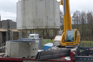  Nahezu komplett vorkonfektioniert wurden die Schachtbauteile auf der Baustelle angeliefert. 