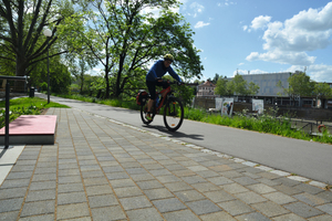  Eine Treppenanlage führt bis auf den Neckardamm und ermöglicht einen besseren Zugang zum Neckar. 