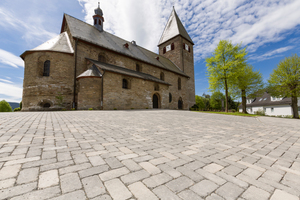  Der sanierte Kirchplatz der Pfarrkirche "St. Hippolytus" im Dorfzentrum von Helden. 