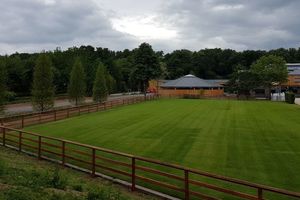  Die beiden Außenreitplätze wurden mit speziellen Rollrasen- und Tragschichtaufbauten errichtet. 