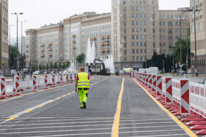  Während der gesamten Bauzeit wird der Verkehr auf je zwei Kfz-Fahrstreifen und je einem Fahrradstreifen pro Fahrtrichtung aufrechterhalten. Die Baustelle wird entsprechend aufwendig abgesichert. 