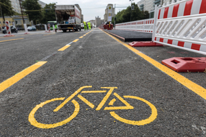  Nach der Maßnahme stehen Radfahrern auf beiden Seiten vier Meter breite, geschützte Radfahrstreifen zur Verfügung. 