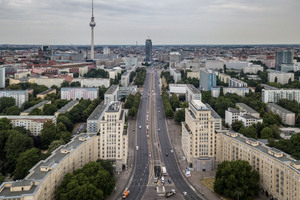  Auf einer Länge von zirka 800 Metern wird die Karl-Marx-Allee grundhaft erneuert. 