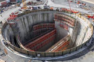  Mit 44 m Tiefe und 50 m Durchmesser ist das Emscher-Pumpwerk in Oberhausen die derzeit tiefste Baustelle im Ruhrgebiet. Innerhalb des begrenzten Baufelds der Ausschachtung waren massive Betonbauteile herzustellen. 