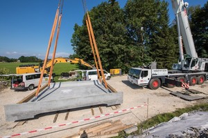  Für den Ersatzneubau der Brücke über den Dürnbach gab die Tegernsee-Bahn (Bauherr) ihr Einverständnis zur Erstanwendung des neuen Werkstoffs.Die Widerlager der alten Brücke konnten aufgrund des geringen Eigengewichts des neuen Brücken-Fertigteils aus UHPC beibehalten werden. 