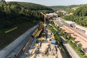  Die Seckachtalbrücke in Adelsheim bei Heilbronn wird im Taktschiebeverfahren hergestellt. Für den Überbau setzte der Schalungsspezialist Doka ein Top 50 Gesperre mit speziellem Ausschalmechanis-mus für das Taktschieben ein. 