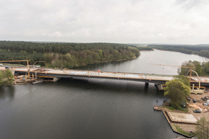  Der westliche Teil der neuen Brücke über den Petersdorfer See bei Malchow wurde bereits im Juli 2018 fertiggestellt. Für die gesamte Länge der Brücke wurde eine ParaTop Konsollösung vorgehalten, sodass an einem Ende Bewehrungsarbeiten stattfinden konnten während am anderen Ende betoniert wurde – das sparte Zeit. 