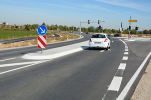  Knotenpunkt Kirchheim/Nord: Fahrbahnteiler und Inseln leiten den Verkehr. 