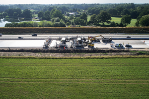  Zweilagiger Betoneinbau „nass-in-nass“: Mit moderner Einbautechnik stellte BT Beton Technik 14,5 Meter breite, zweilagige Betonfahrbahnen präzise, wirtschaftlich und schnell her – und hielt gleichzeitig die „sportlichen“ Vorgabezeiten des Auftraggebers zu 