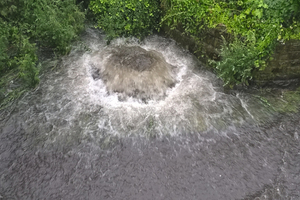  Bei Rückstau ist der Kanal vollständig geflutet. Wasser quillt aus Schachtdeckeln und fließt oberirdisch ab. 